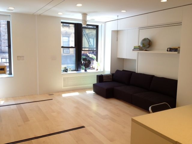 现代客厅设计，白色墙壁，黑色沙发和木地板