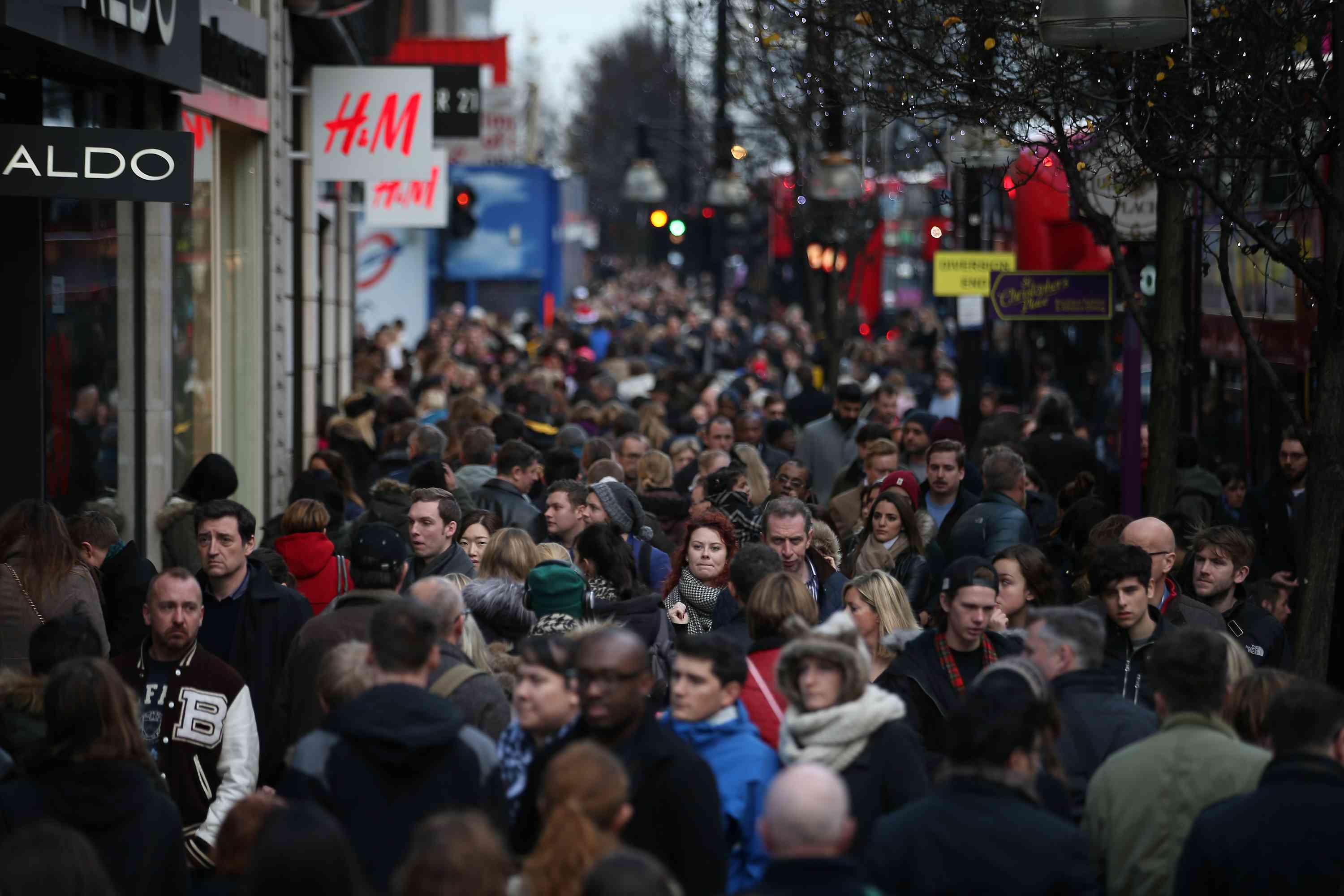 假日期间，伦敦牛津街拥挤的人行道。
