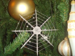 银色蜘蛛圣诞装饰品，依偎在绿色的乌克兰树