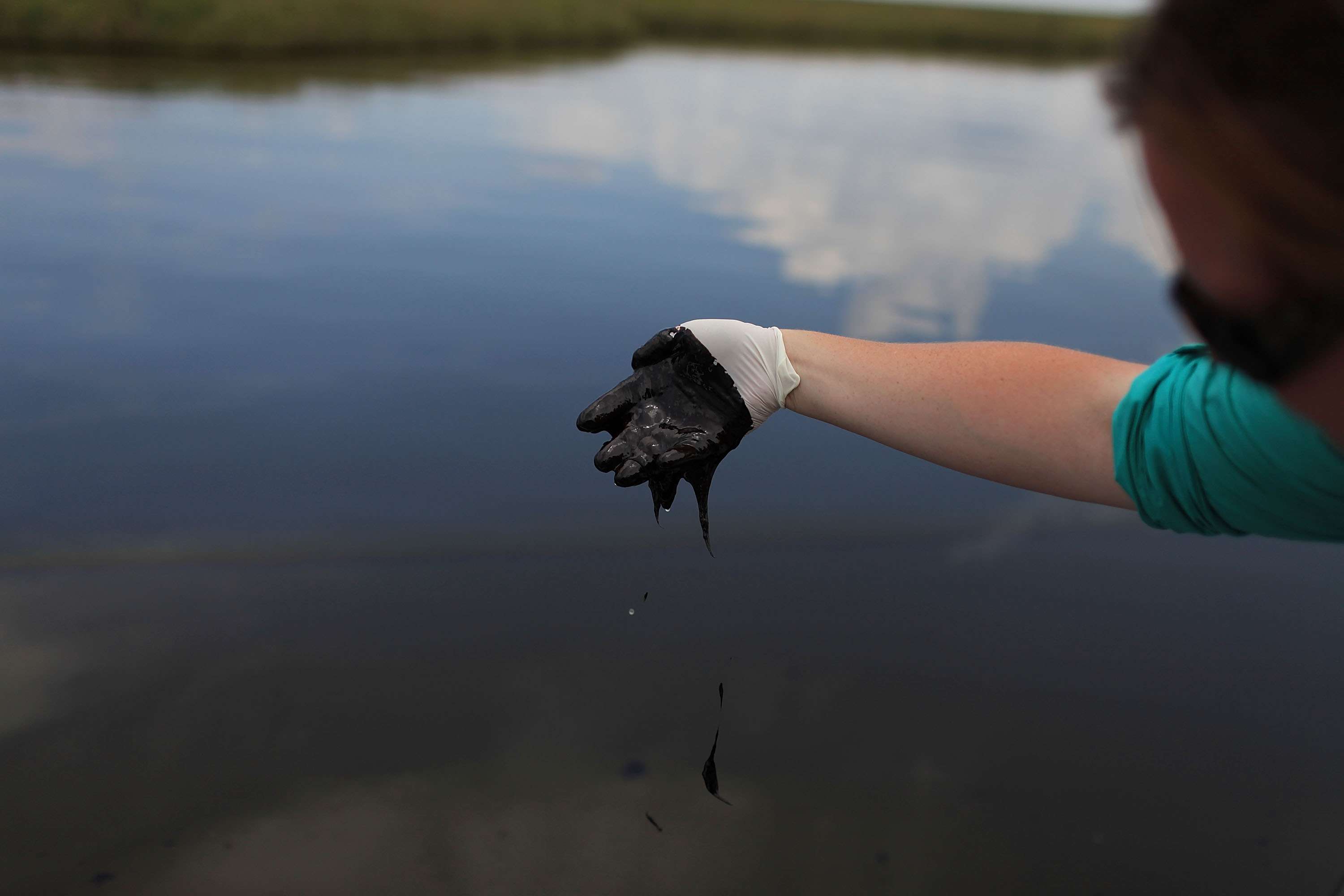 墨西哥湾石油泄漏蔓延，破坏经济、自然和生活方式＂width=