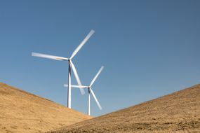 山上的风力涡轮机“width=