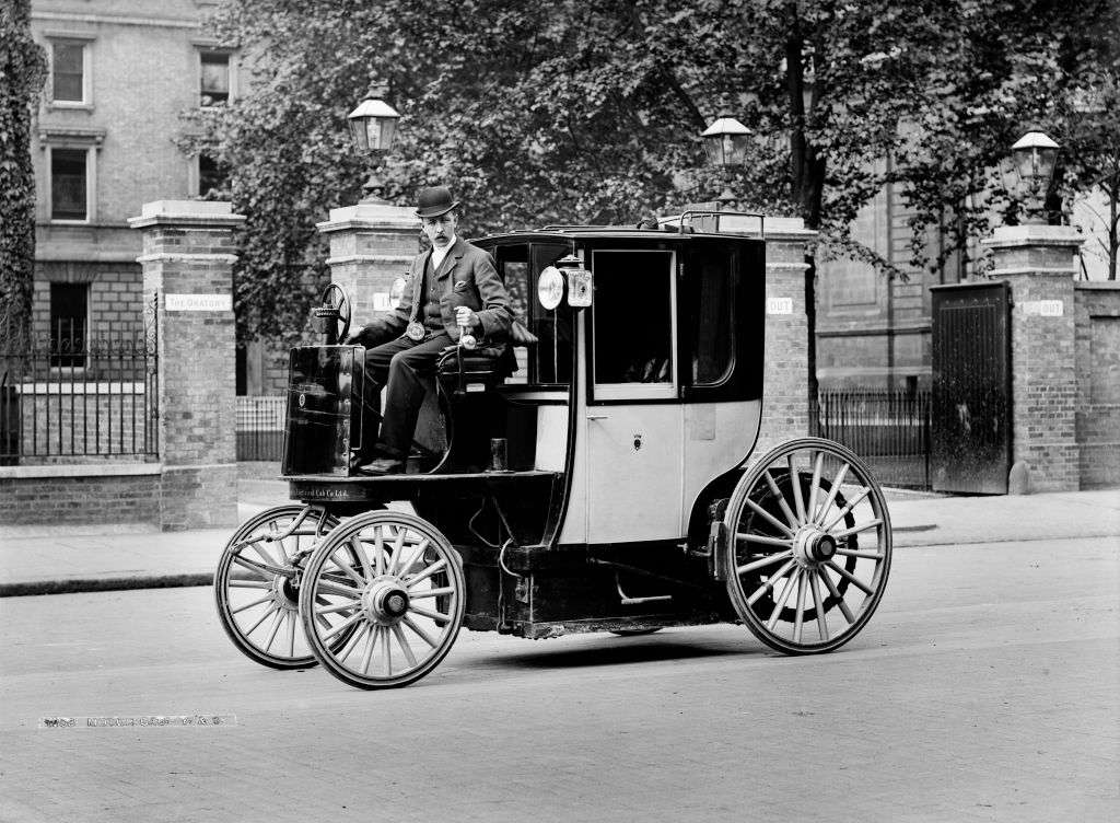 《电动驾驶室和司机》，大约1897年。＂width=