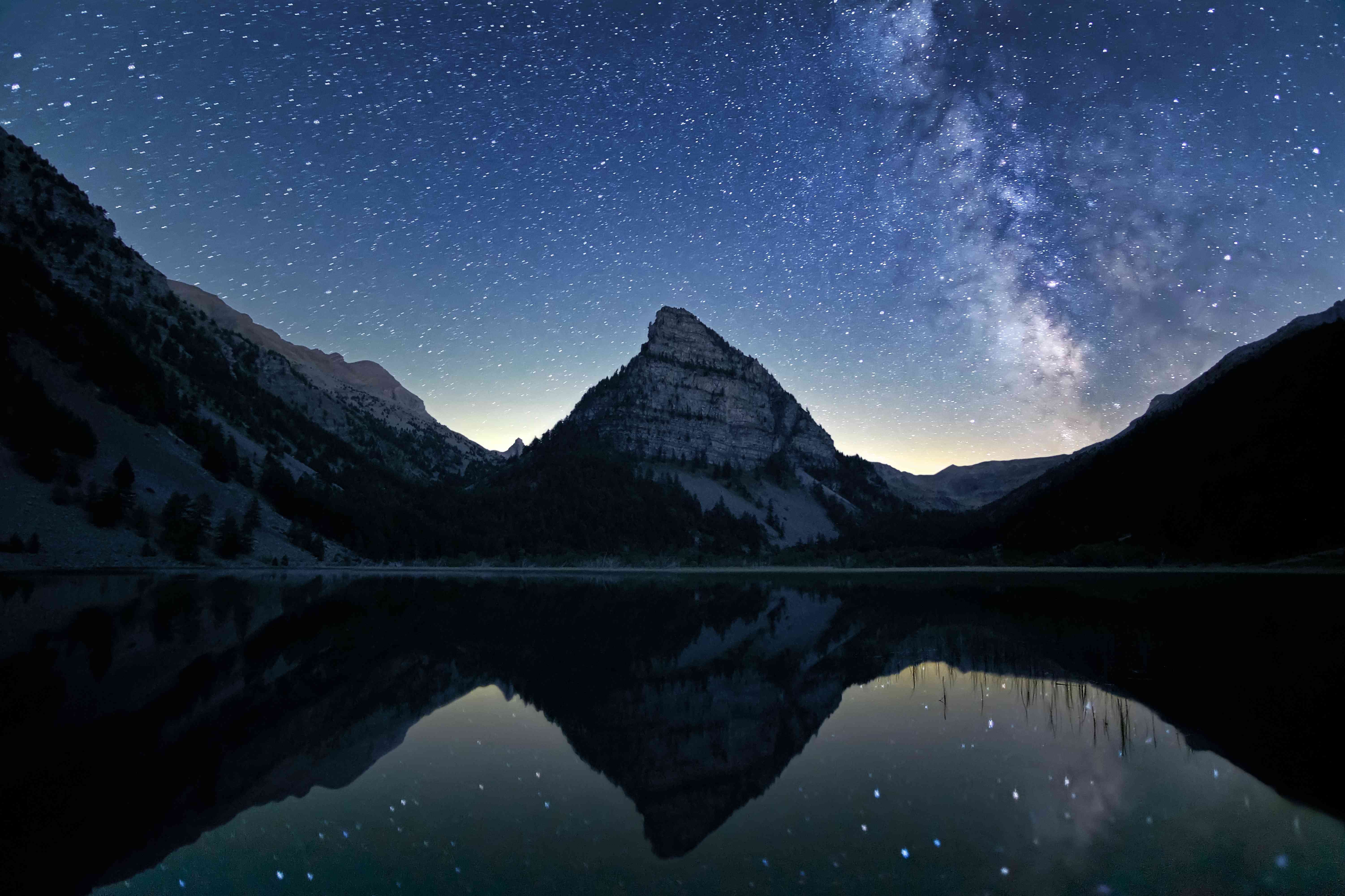 银河系和恒星的雪山和湖泊之上”width=