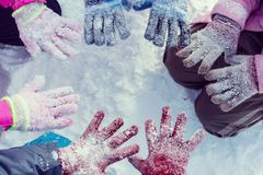 在雪中玩手套