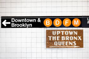 B，D，F和M线的纽约市地铁标志