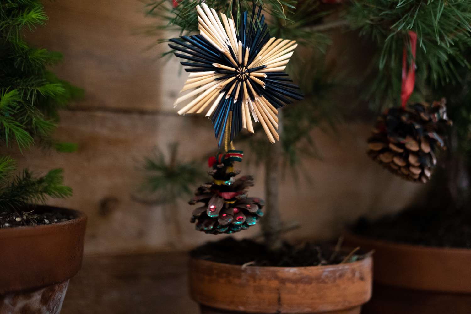 圣诞树上挂满了圣诞装饰品和松果