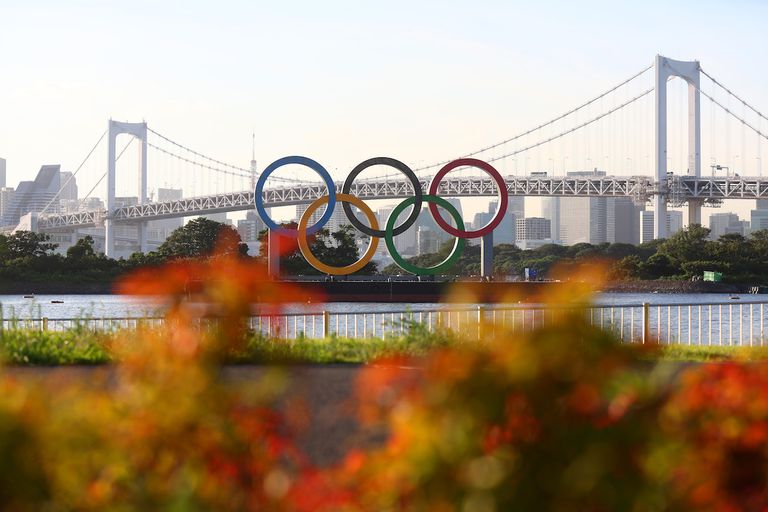 奥运戒指装置和彩虹桥的一般景色是在2021年8月4日在日本东京举行的Odaiba Marine Park的2020年东京2020年奥运会的第十二天。“class=