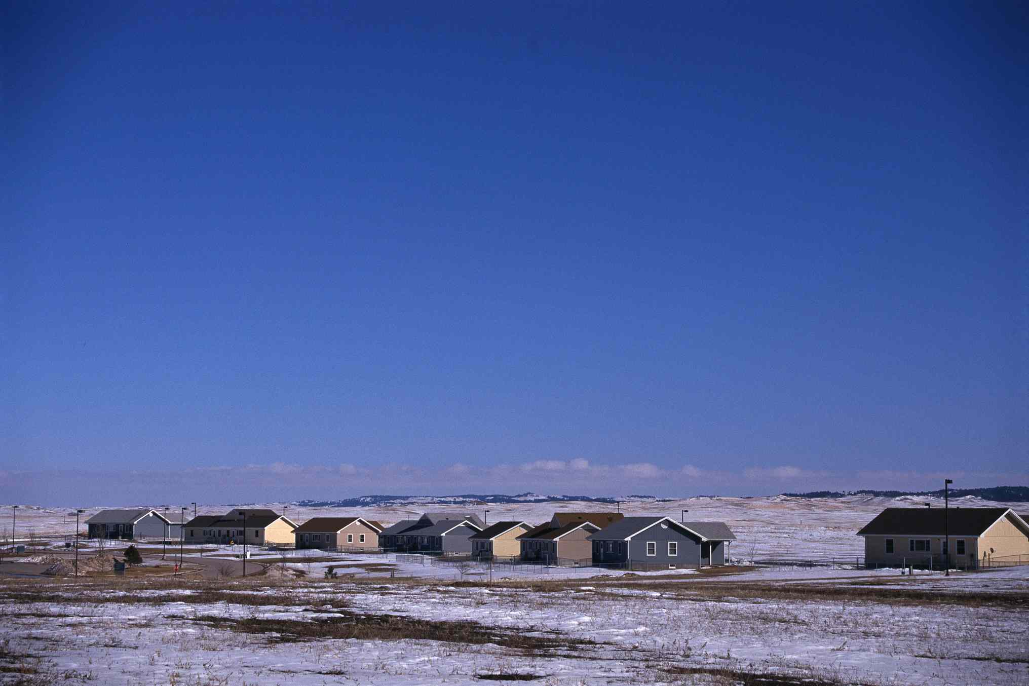 松树岭保留地的房屋和白雪皑皑的贫瘠土地