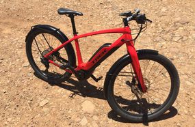 红色电子自行车“width=