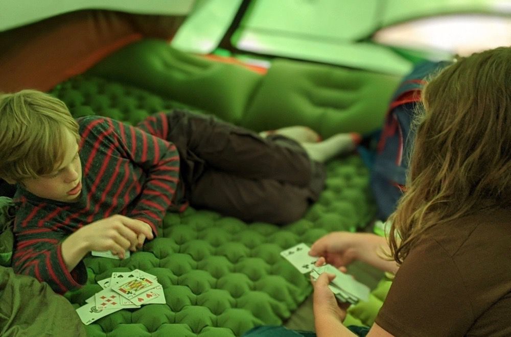 孩子们在帐篷里打牌