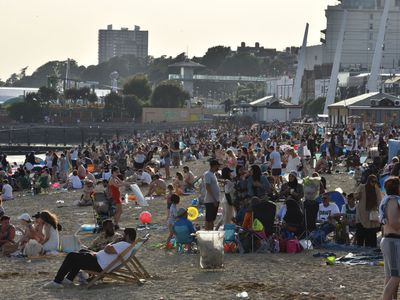 人群在英国的沙滩上