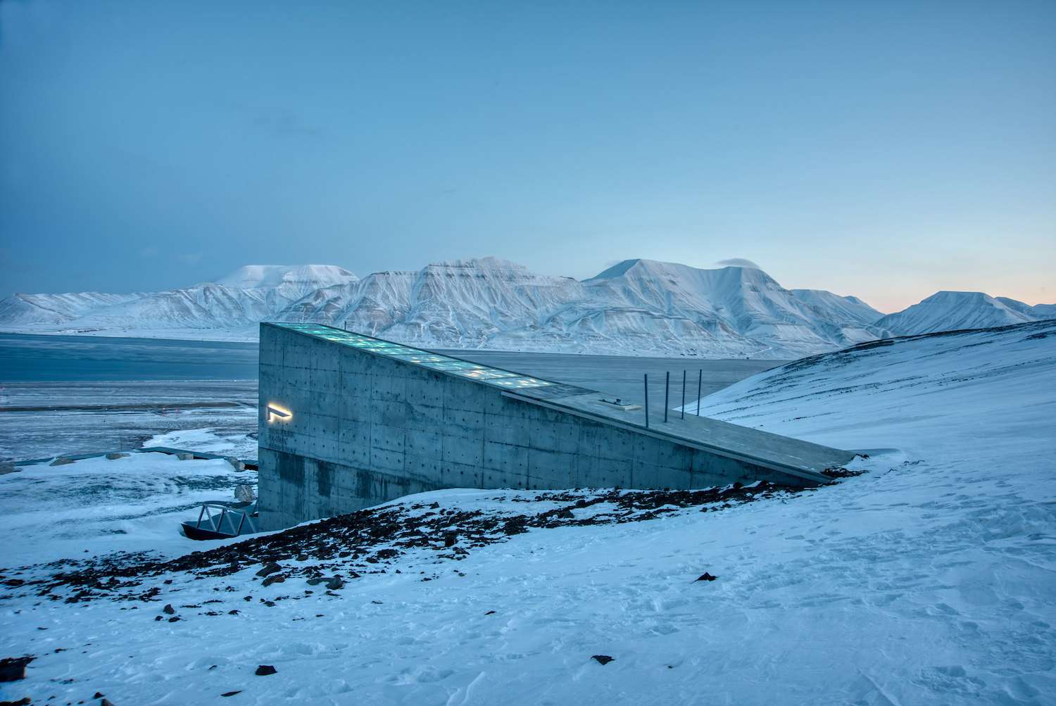 挪威冰雪覆盖的斯瓦尔巴全球种子库的入口