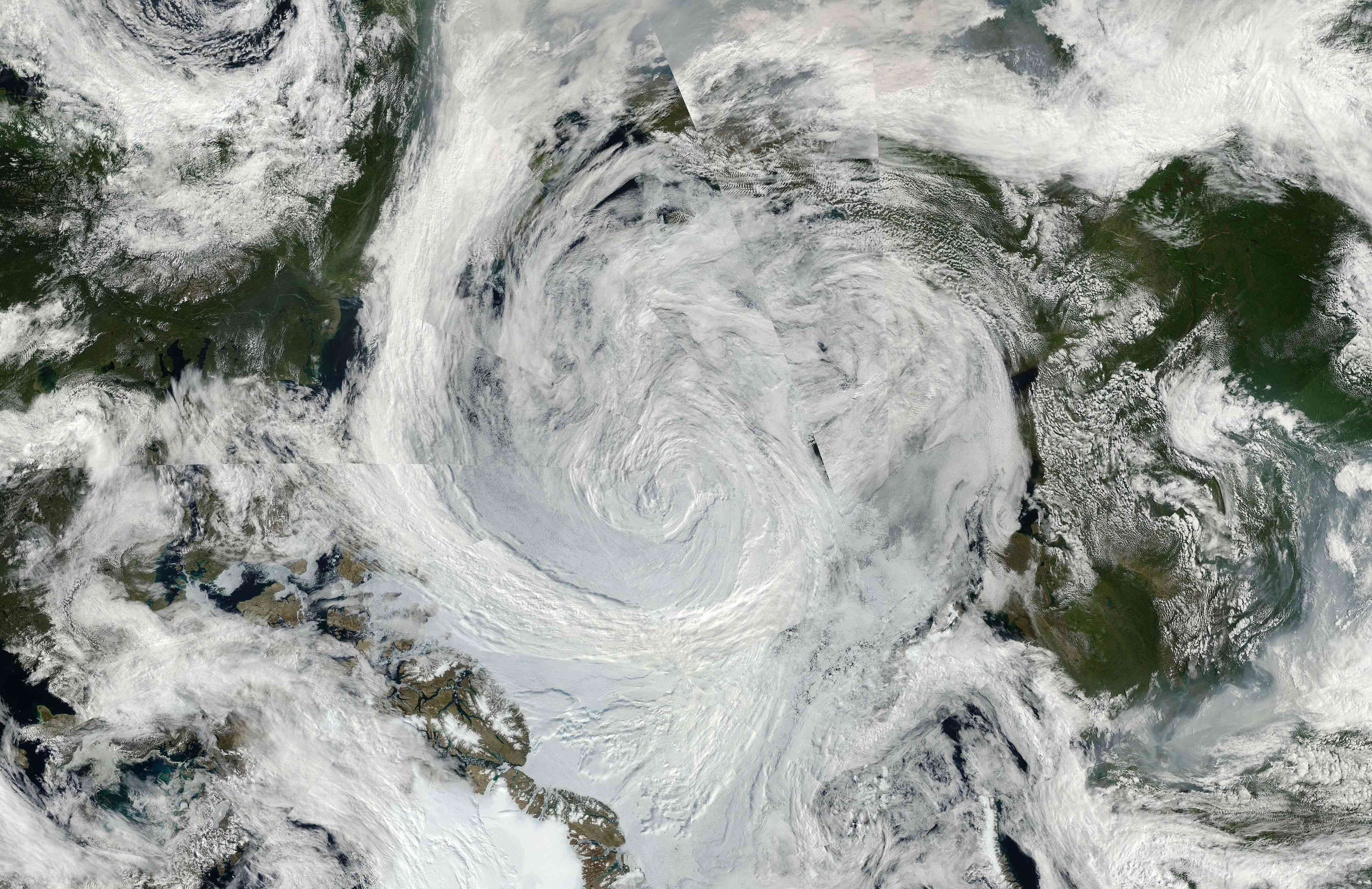 2012年8月5日，卫星在北冰洋发现了这次异常强烈的风暴。