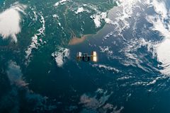 国际空间站(ISS)在亚马逊河上空的太空轨道- SpaceX和NASA研究- 3D渲染