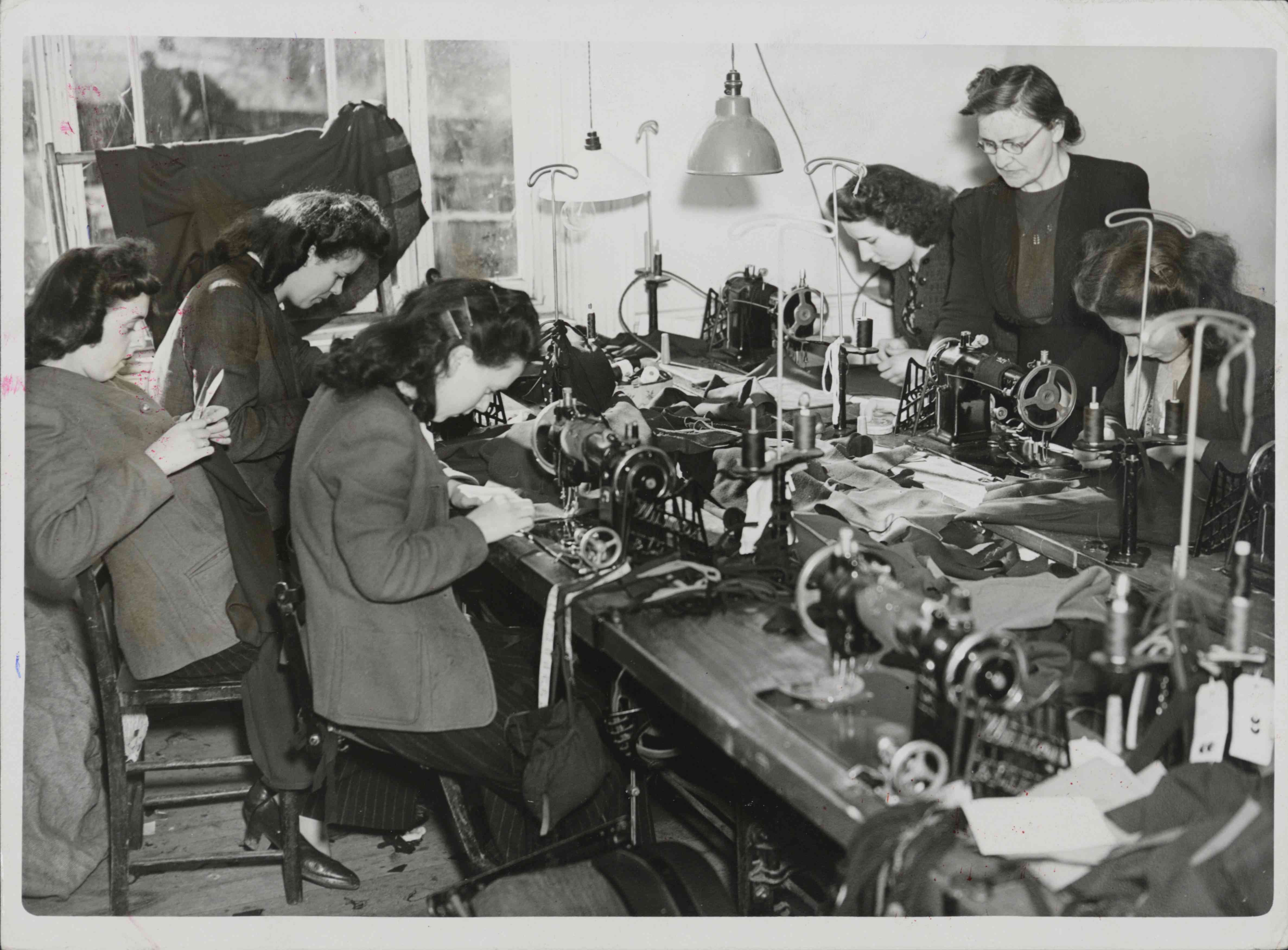 妇女使用电动缝纫机