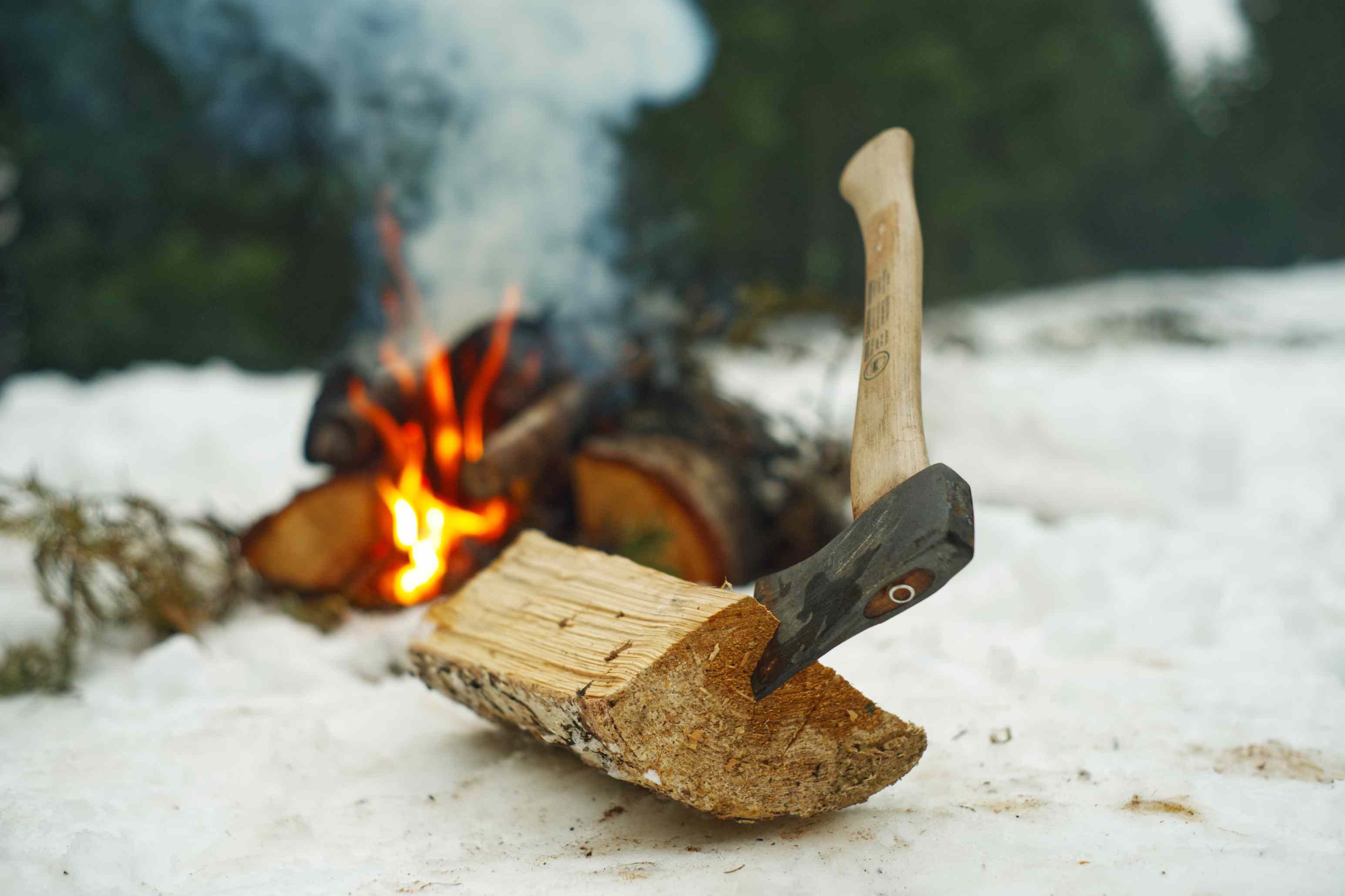 大斧头在柴火旁边的篝火在雪