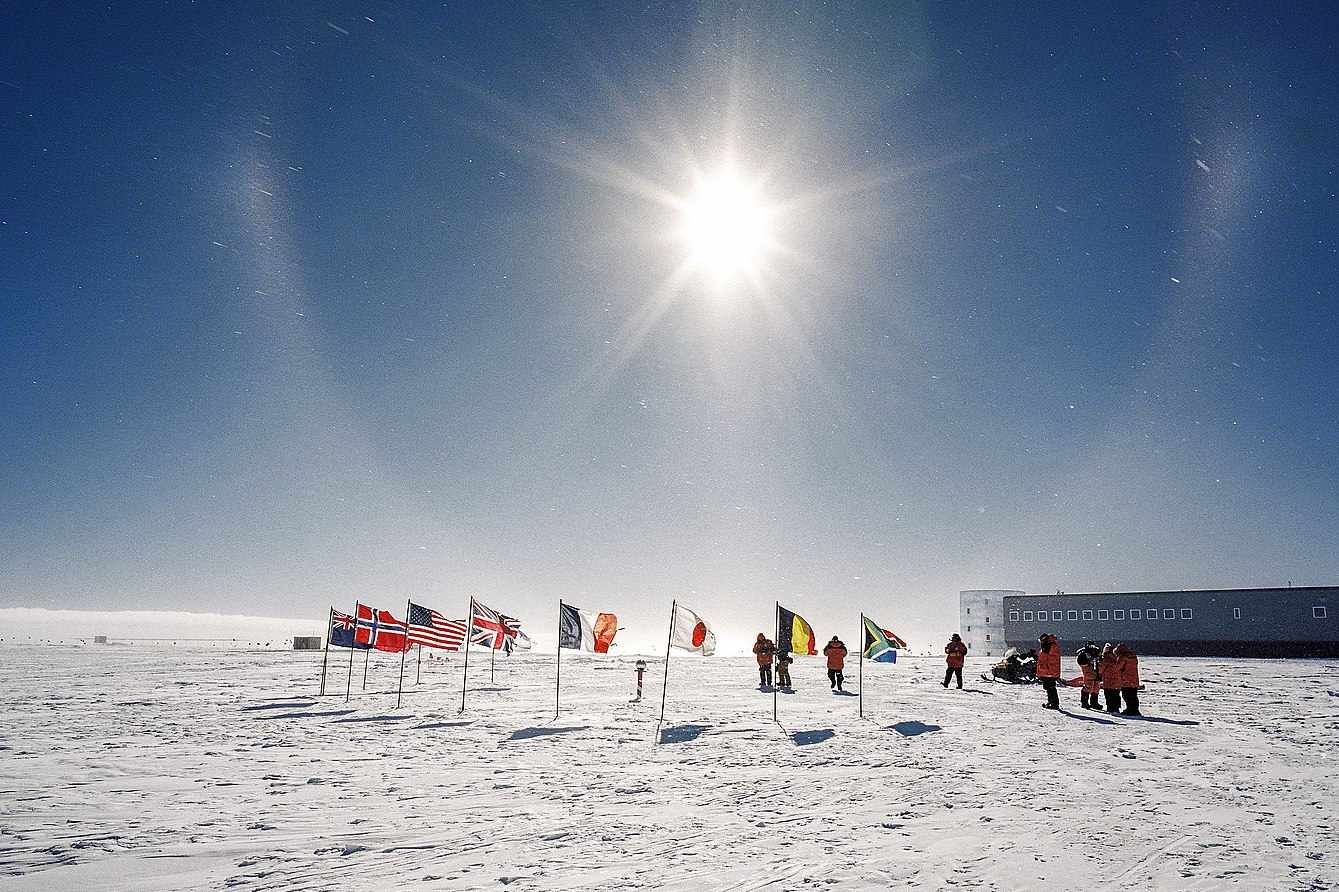 阿蒙森-斯科特南极站的旗帜和人们＂width=