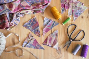 织物碎片、剪刀、针和线，用于将旧织物升级改造成新项目