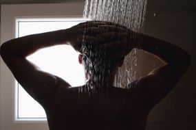 神秘的男人洗澡的照片