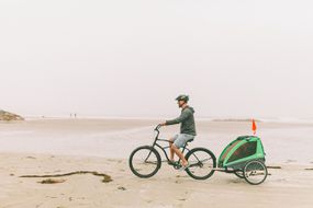 家人在海滩上骑自行车