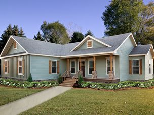 蓝色模块化房屋被树木和草坪包围