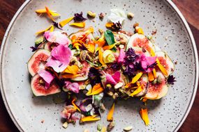 色彩鲜艳的食物烤面包加上水果和可食用的花朵