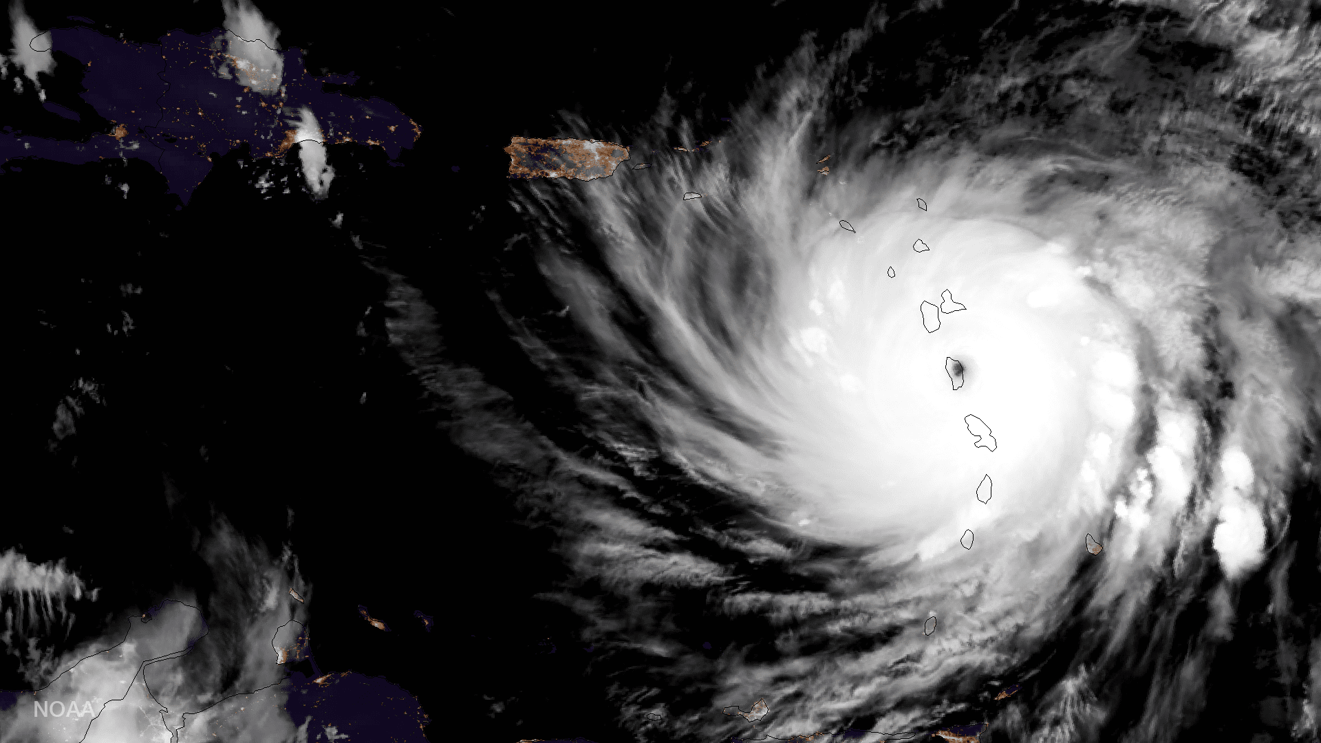 多米尼加飓风玛丽亚的卫星形象。“width=