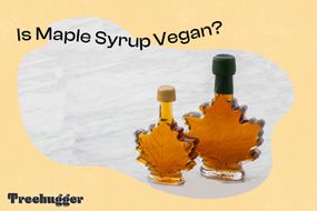 枫糖浆是素食主义者吗两瓶枫叶形状的琥珀糖浆＂width=