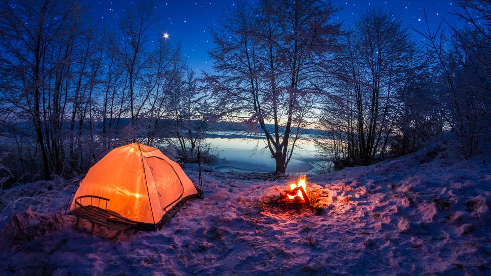帐篷露营最棒的地方之一就是享受温暖的篝火。