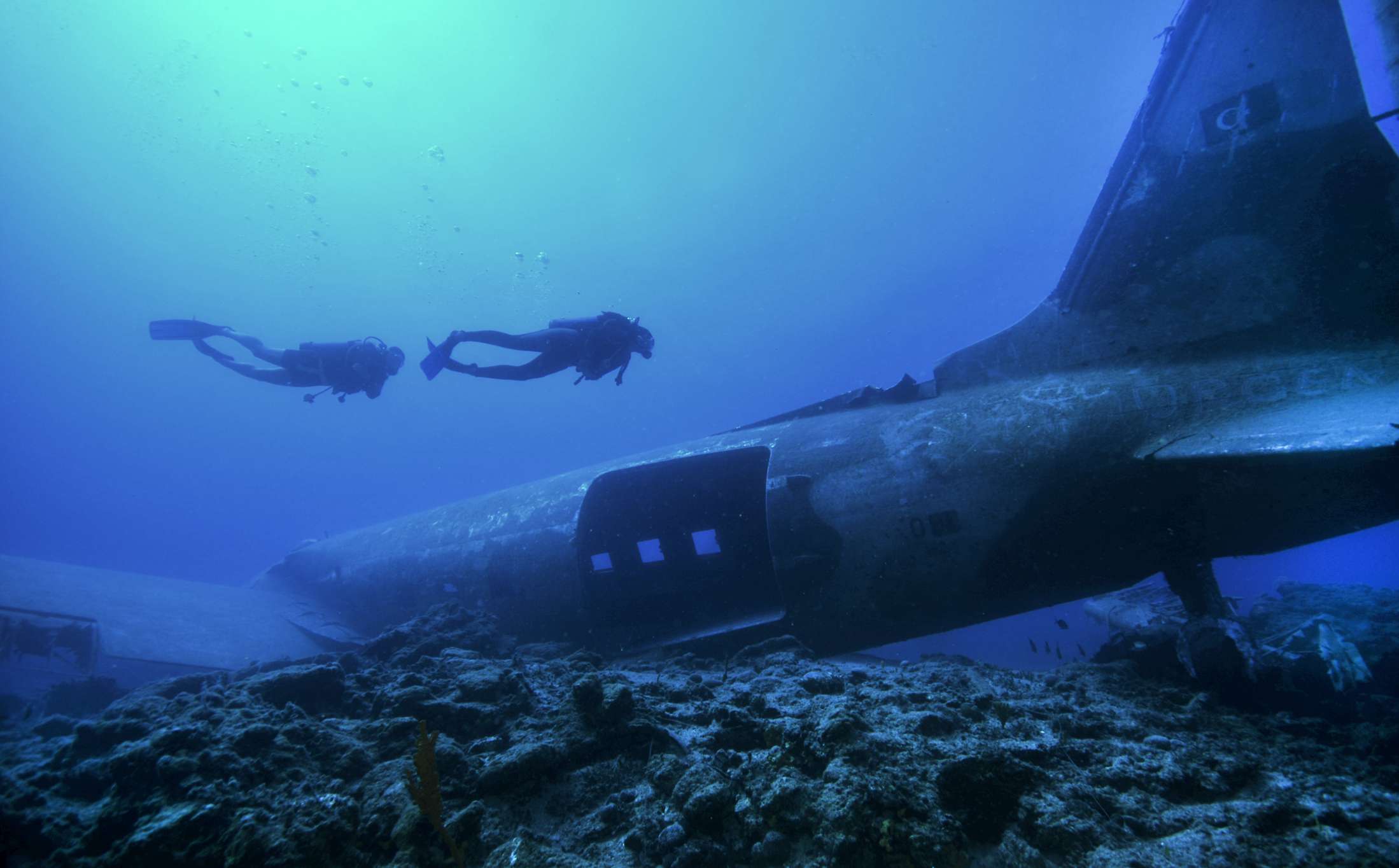 两名潜水者在海底探索飞机残骸