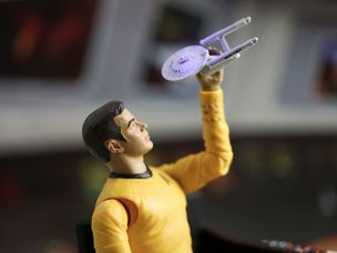 詹姆斯·t·柯克(James T. Kirk)与“企业号”星际飞船的复制品玩耍的模型。