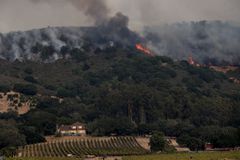 野火接近加利福尼亚州索诺玛的Gundlach Bundschu酿酒厂