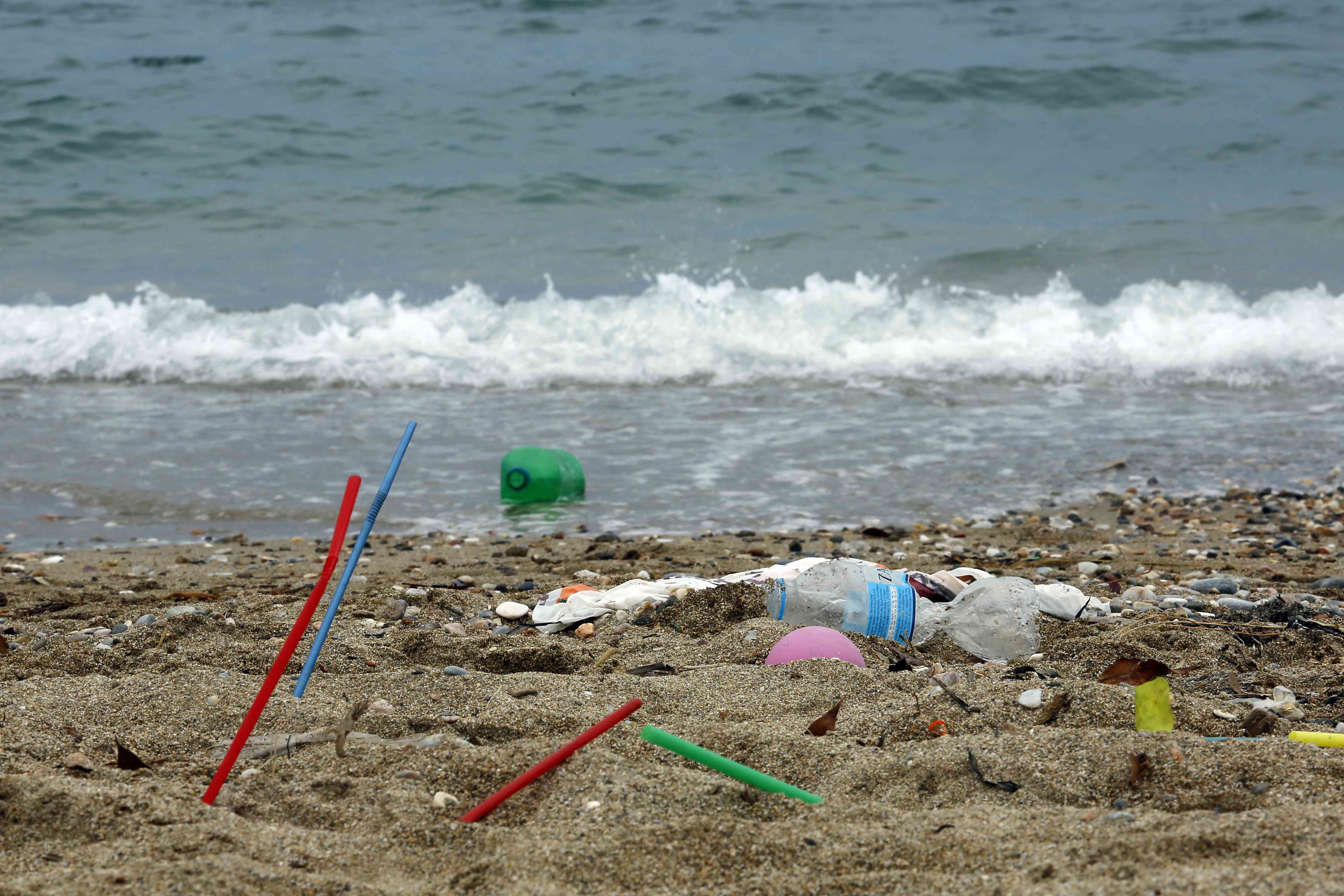 希腊海滩上的塑料