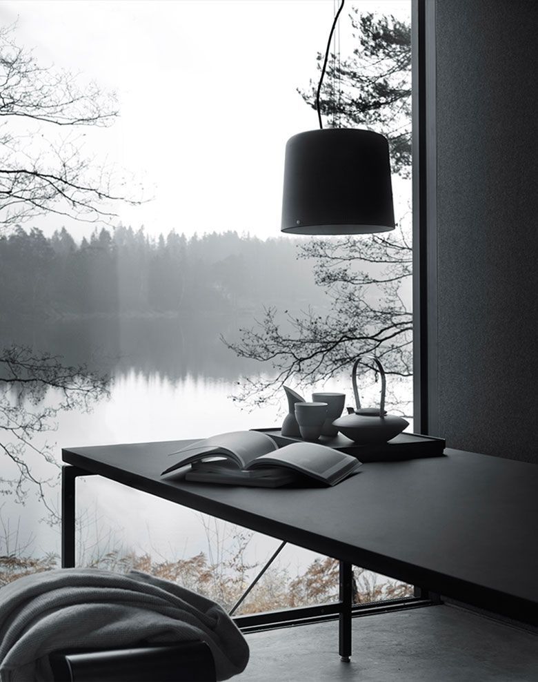 视图从灰色石板表看湖挂着一盏灯