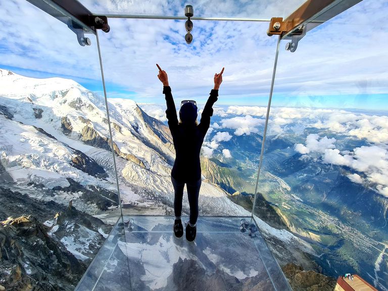 一个女人从踏入空白中望向法国阿尔卑斯山。