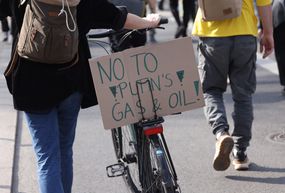 “为未来的周五”气候行动运动的支持者，其中一人举着一个标语，上面写着: