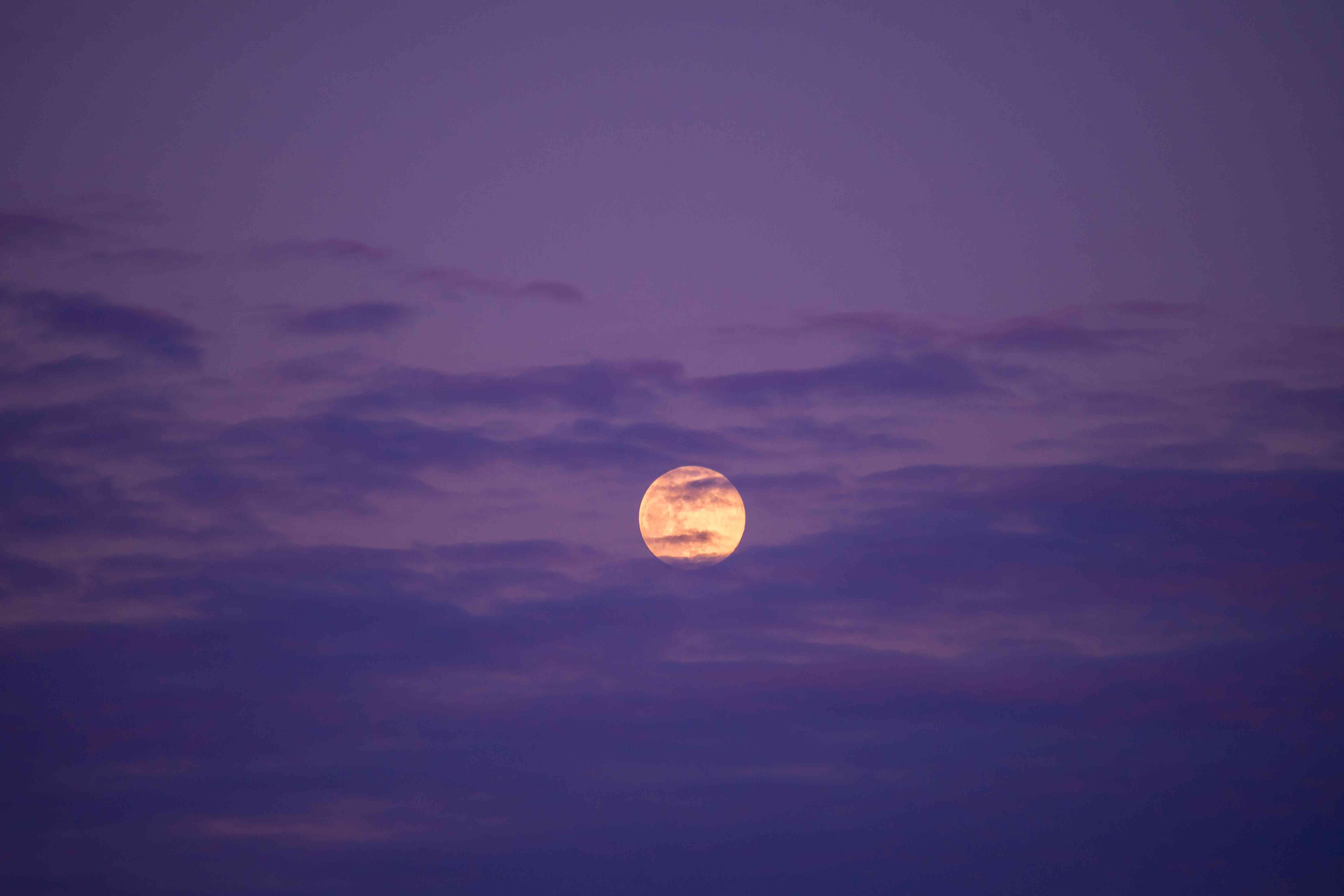 满月在晚霞云在紫色的天空