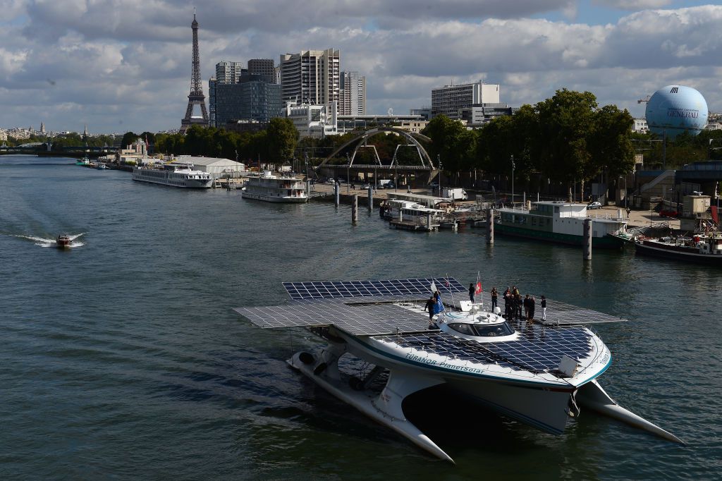 MS Tûranor PlanetSolar在法国巴黎的塞纳河上航行。＂width=
