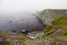 翡翠湾在雾中。大苏尔,加州