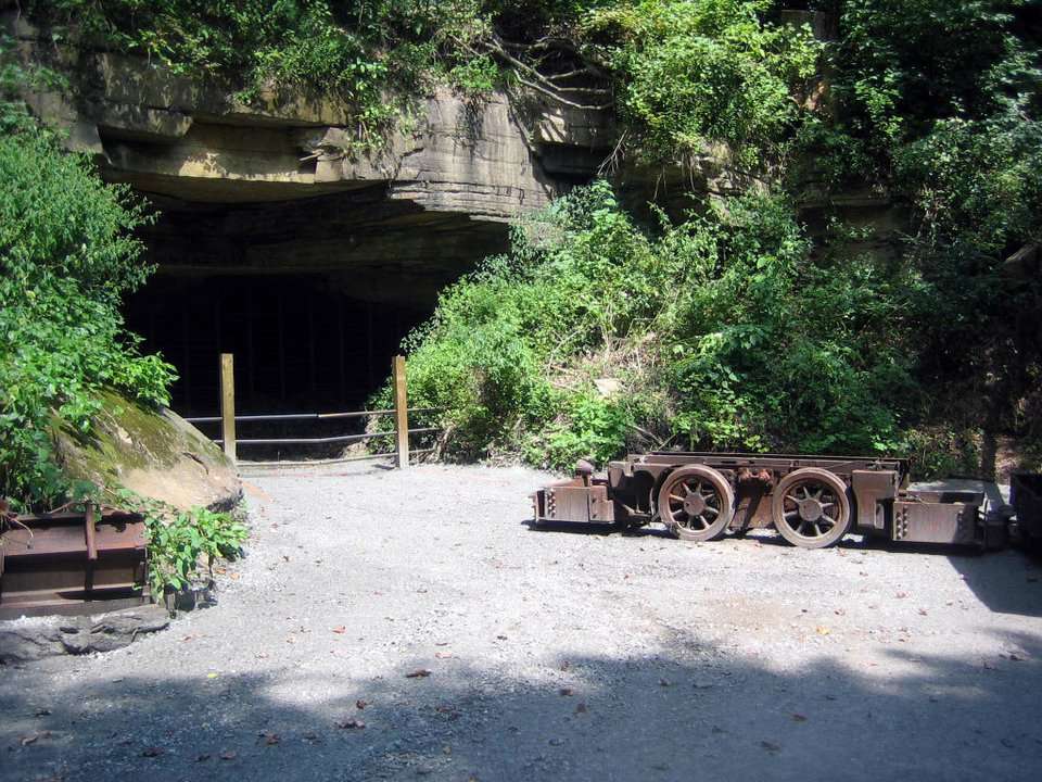 新河谷国家公园，纳托尔堡头屋的煤车和矿井入口。＂width=