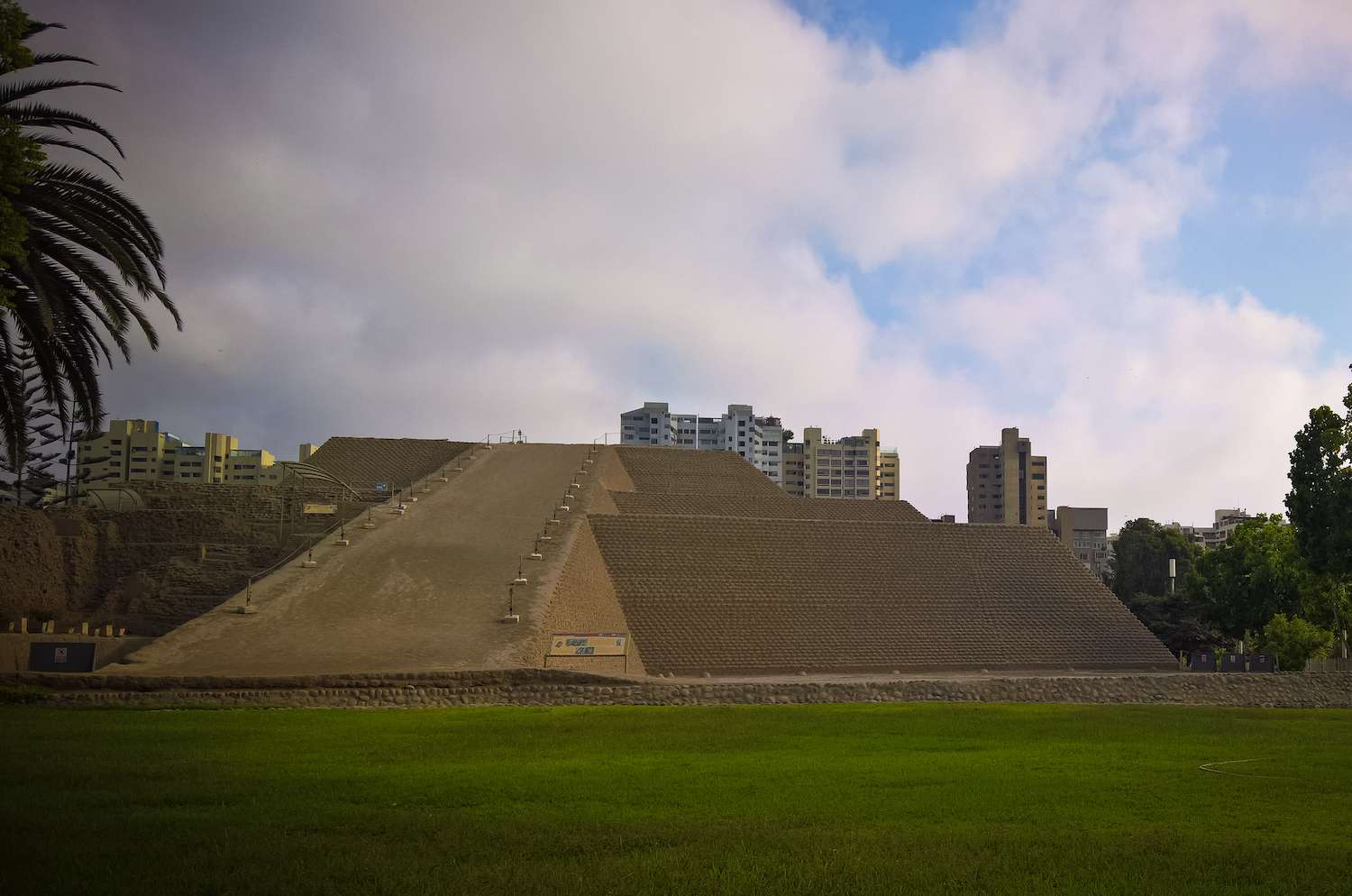 秘鲁利马的Huaca Huallamarca，背景是现代高层建筑