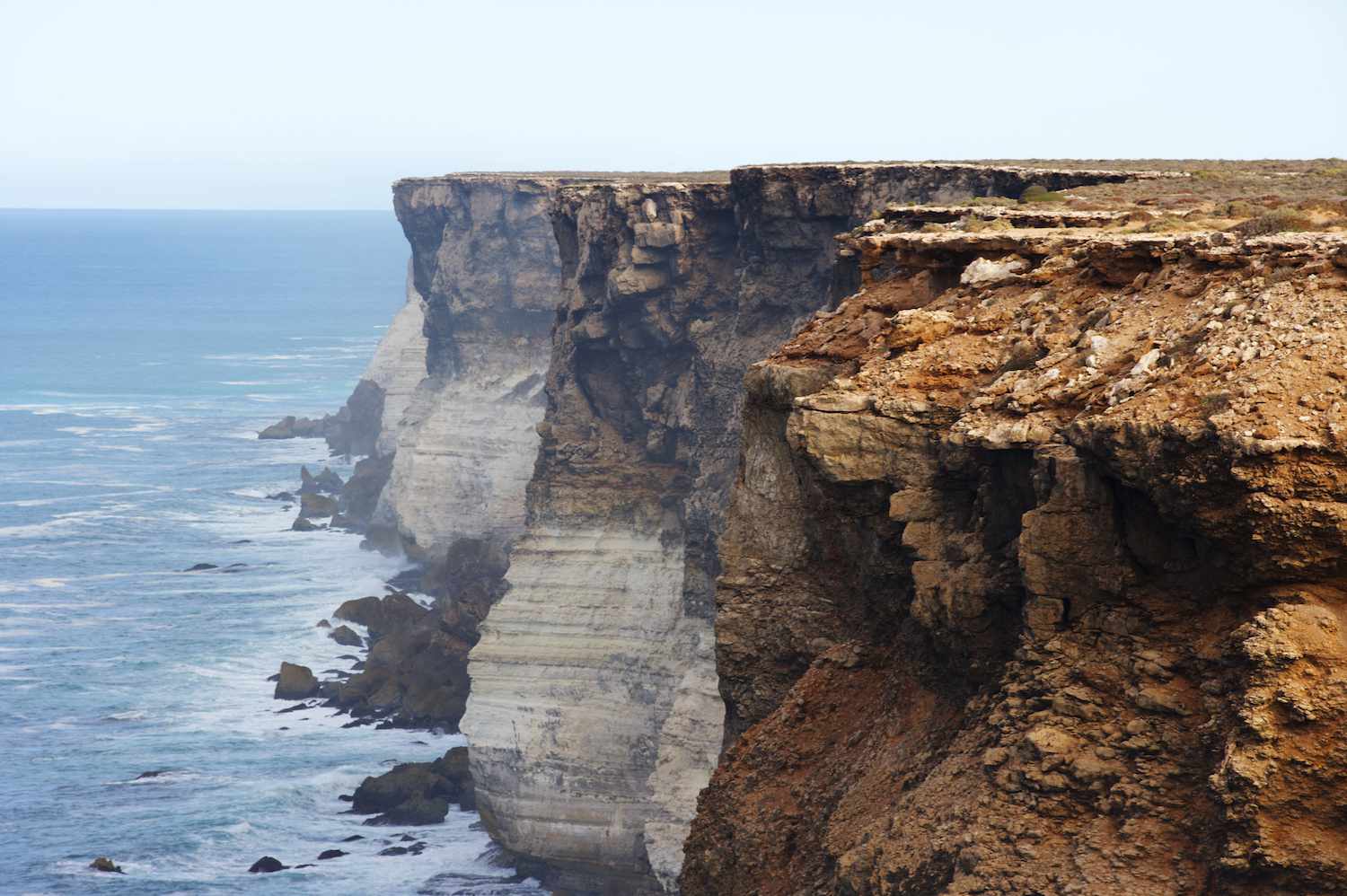沿澳大利亚海岸延伸的红色和白色悬崖