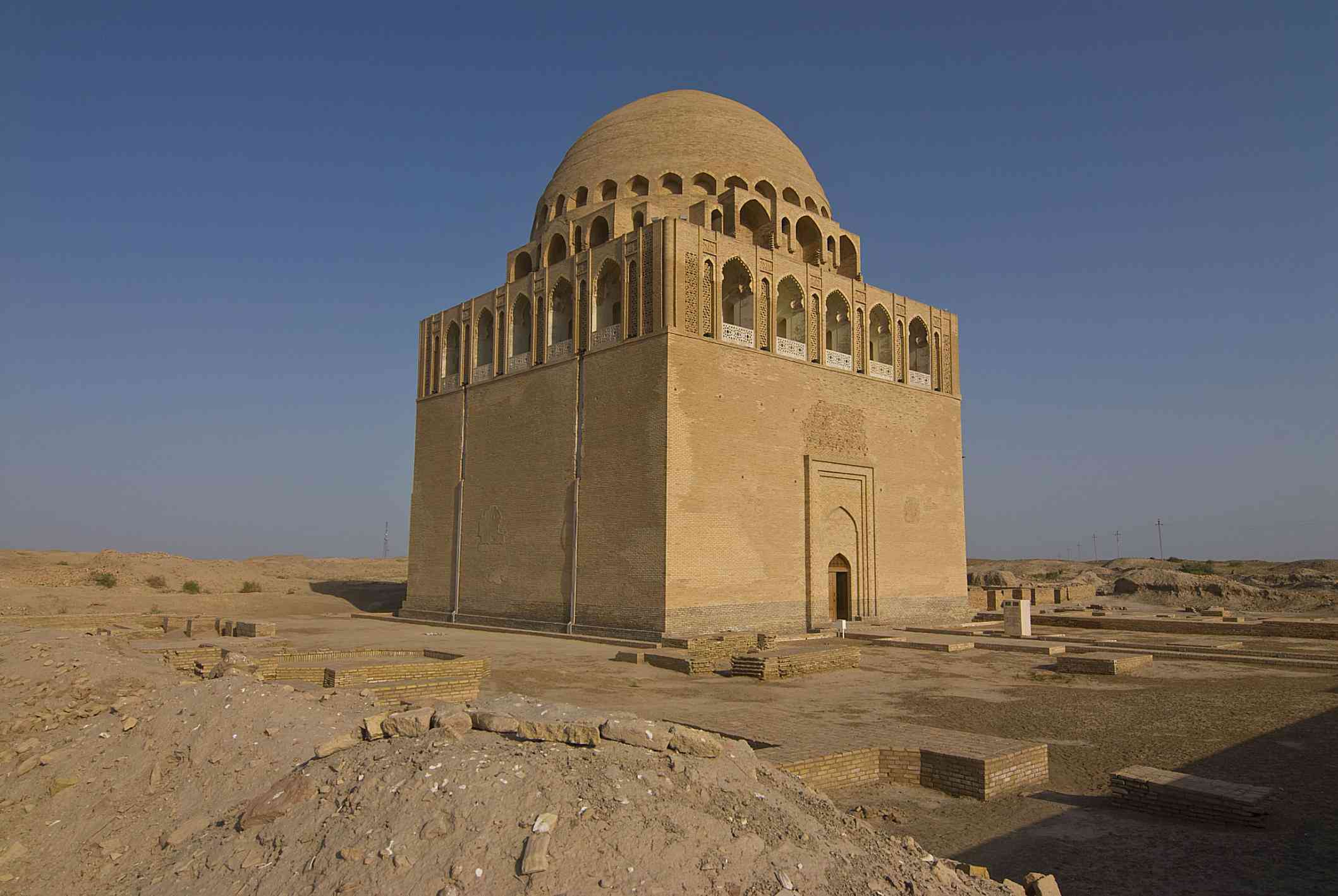 一个晴朗的下午，位于今天土库曼斯坦的塞尔柱苏丹桑贾尔的圆顶陵墓