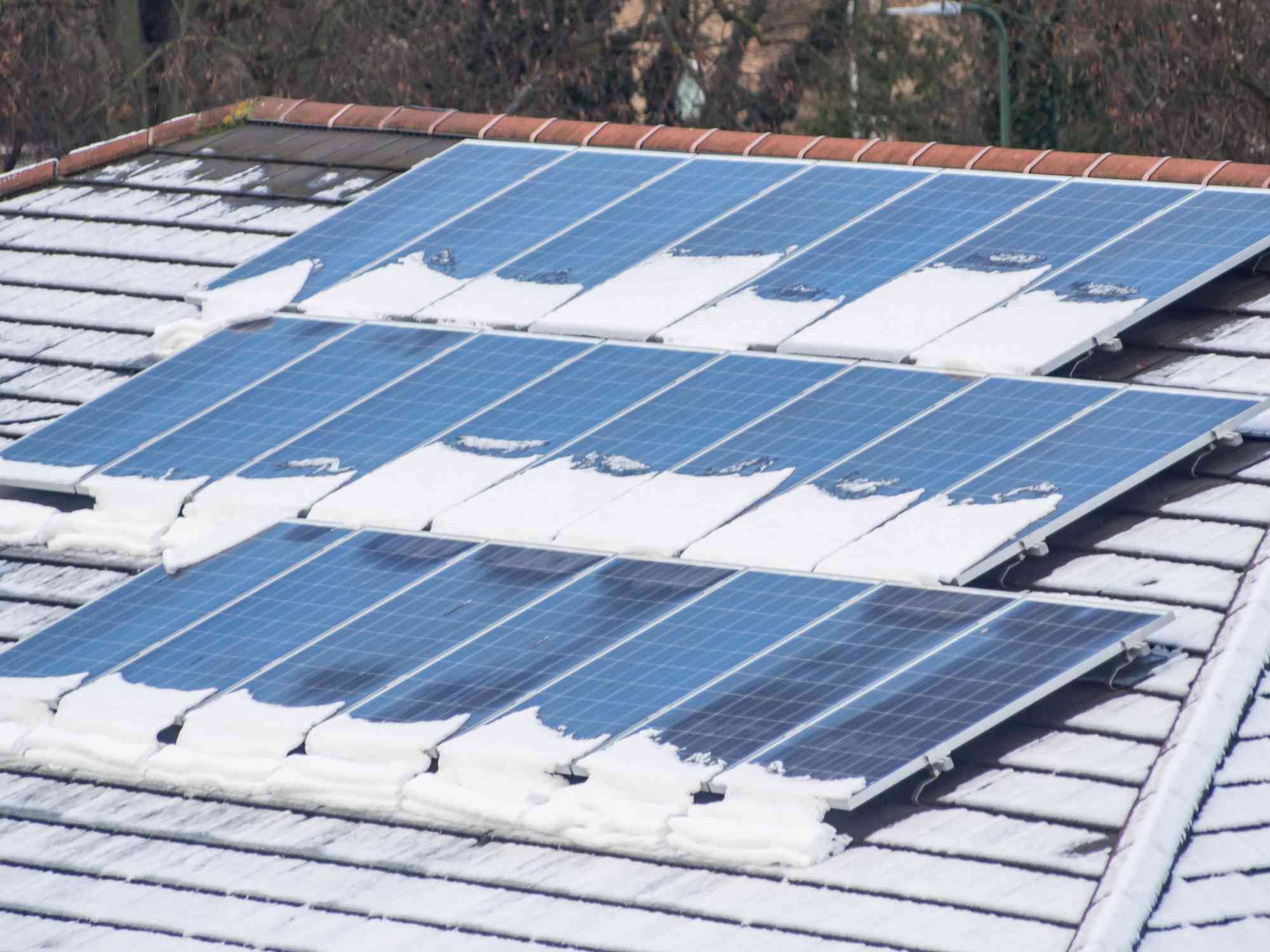 住宅屋顶上的太阳能电池板＂width=