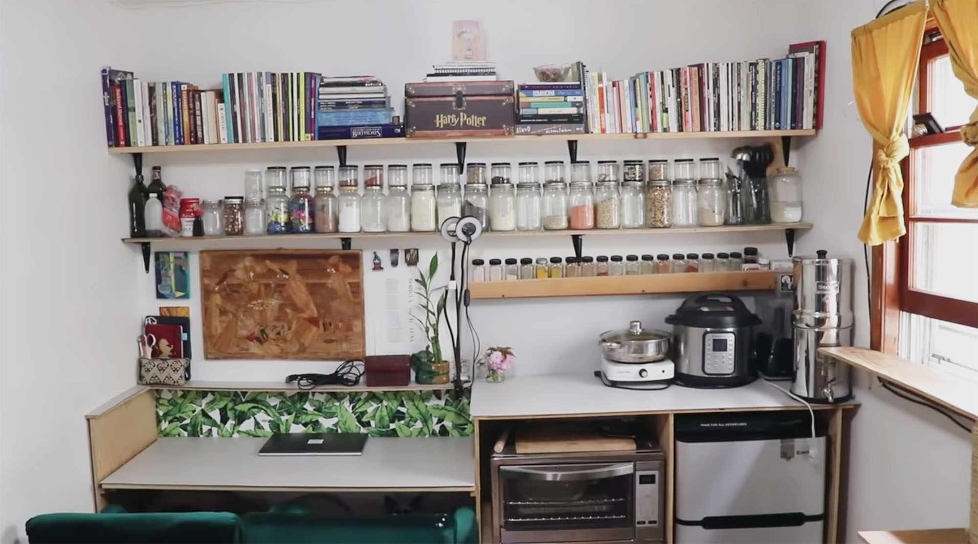 极简主义微型工作室公寓Jacinia Dimitri办公桌和厨房