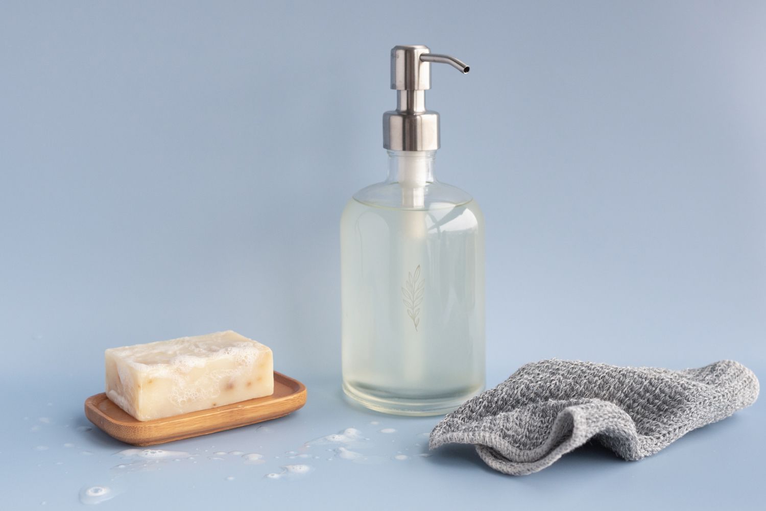 持有者的奶油吧肥皂在可重复使用的液体肥皂容器旁边