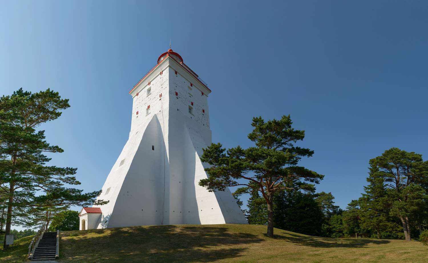 在一个晴朗的日子里仰望爱沙尼亚的Kõpu灯塔