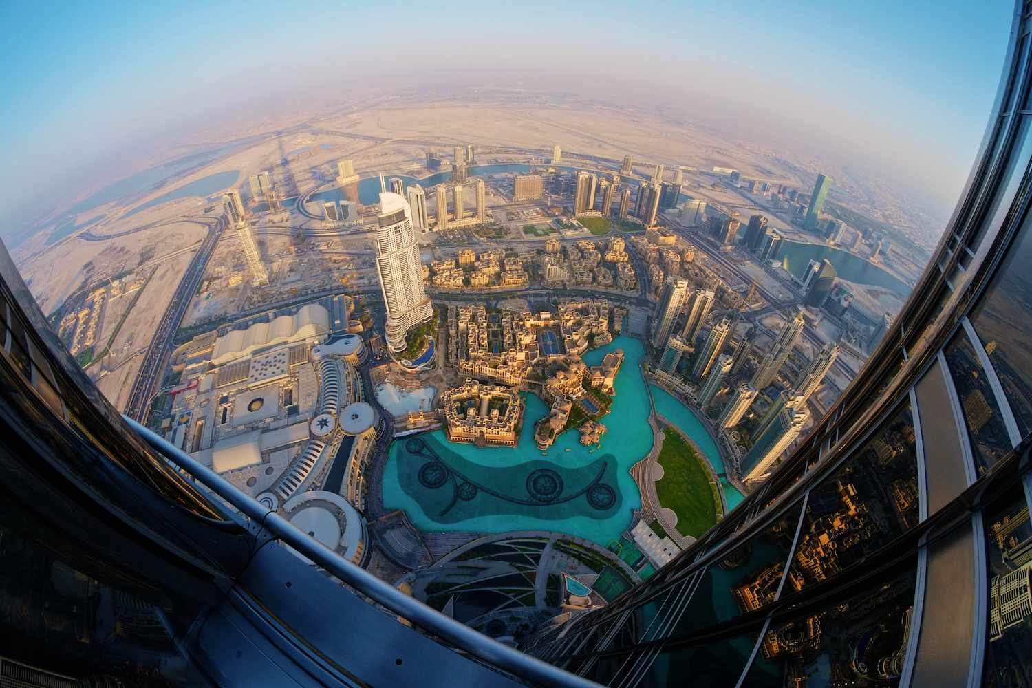 迪拜的鸟瞰图，从Burj Khalifa上的观察甲板上