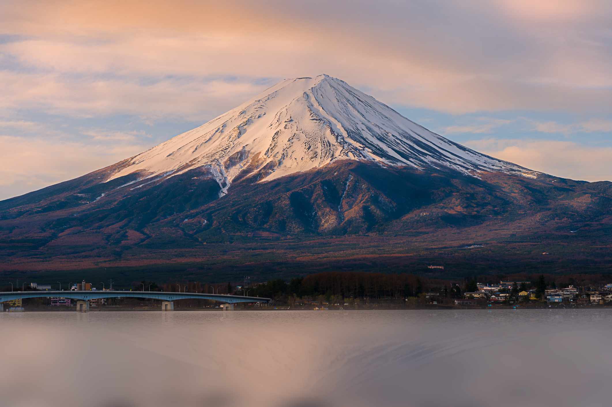 白雪覆盖的富士山在日出时发出温暖的音调