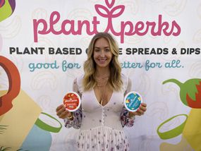 植物津贴创始人蒂芙尼·帕金斯在洛杉矶艾美奖颁奖典礼前的一个派对上宣传她的素食创新＂width=